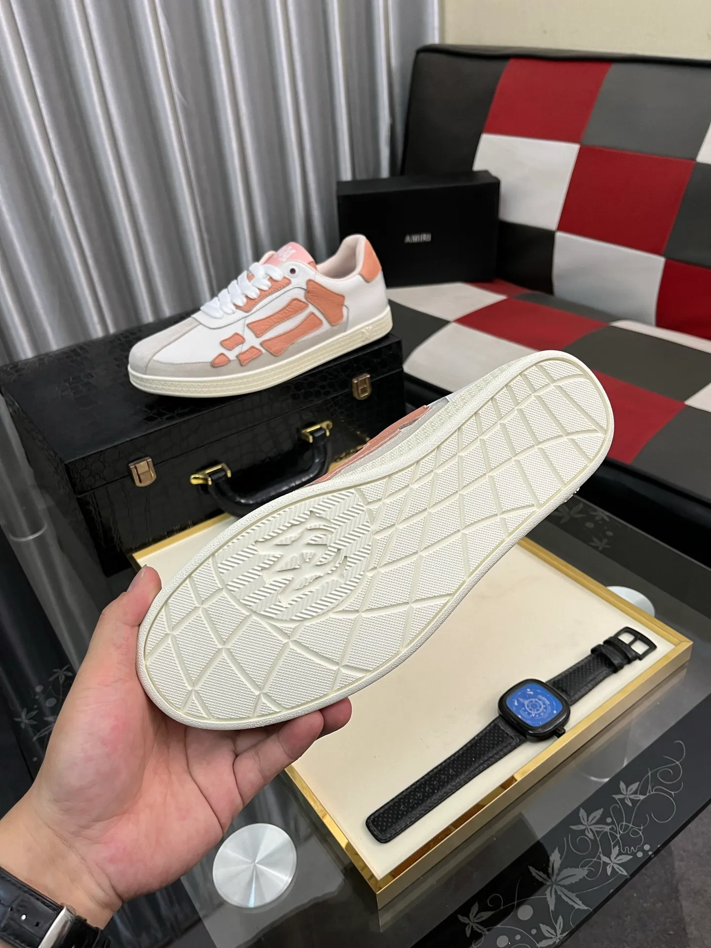 Men's shoes 💰420⌚️⌚️《AMIR*》New men's low-top casual sports sneakers bone shoes, another pair of irresistible bone shoes. Bone shoes are one of AMIRI's most popular items. They use first-layer cowhide uppers. The side bones are made of two cowhide laminations. They have a three-dimensional feel. The leather incisions are all oil-edged. Contrasting color design. Simple style. Fashionable sports. Customized metal LOGO nameplate to embellish shoelaces. Exclusive control of top version. Supports comparison. Breathable mesh lining Original rubber outsole A must-have item for daily leisure Suitable for various occasions Check it out if you pursue high quality Super cool uppers Size: 38-443️⃣ Colors available